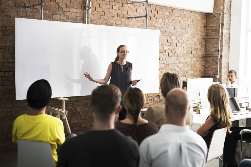 Zwolnienie z VAT usług edukacyjnych świadczonych przez niepubliczne placówki kształcenia ustawicznego